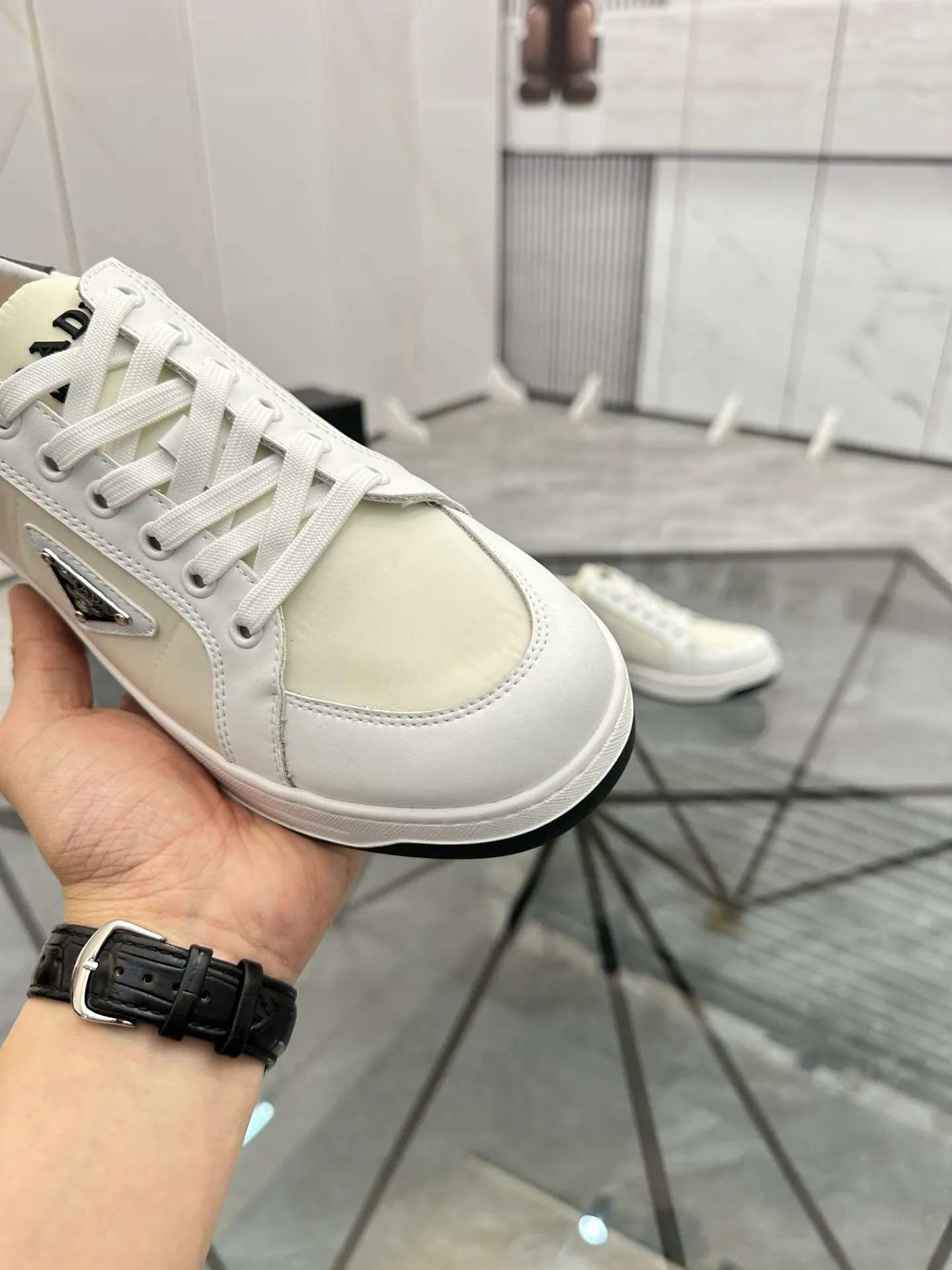 Men's shoes: 💰P400¥ Product trademark: Prada *"Prada*" low-top casual shoes Regular size: 38-44 (can be customized to 45) Product materials: imported cowhide leather upper spliced ​​with original fabric, sheepskin lining, original outsole. Number: 020